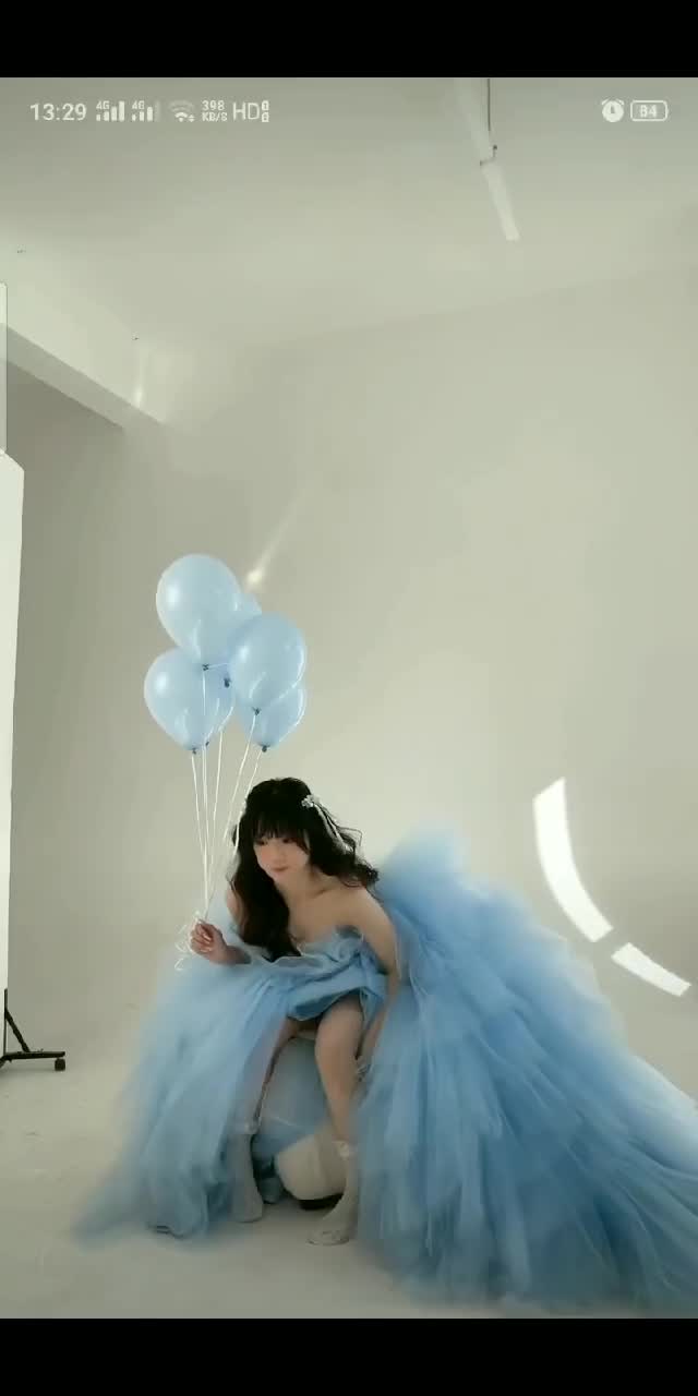 抖音直播美女模特拍摄写真摄影师故意走光 (11).MP4