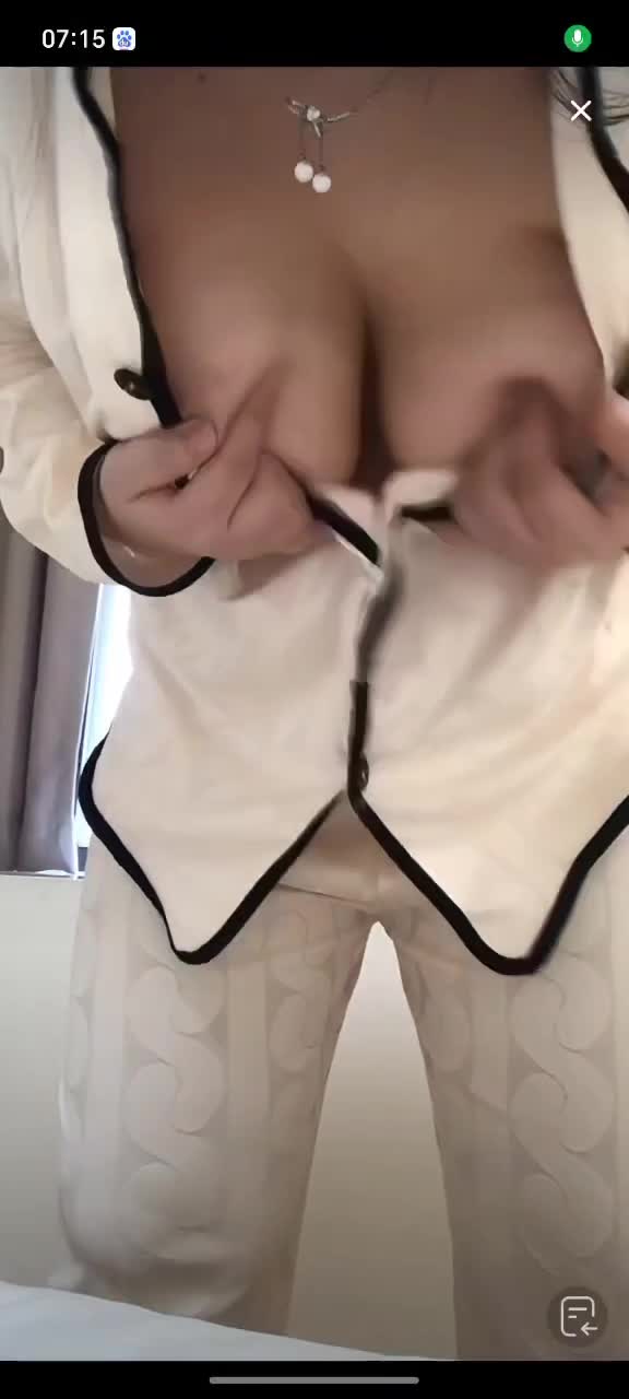 4月末精选走光视频 (25).MP4